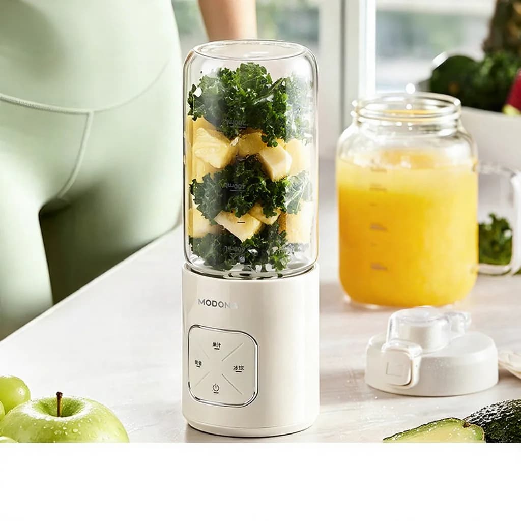 Přenosný bezdrátový mixér v hrnku na džus a smoothie