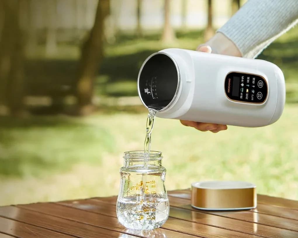 Přenosný elektrický vyhřívaný hrnek s regulací teploty